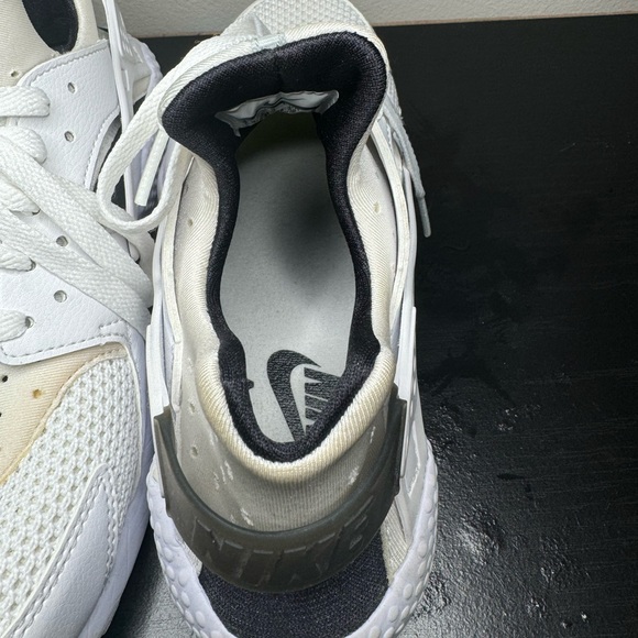 BLACK AND WHITE NIKE AIR HUARACHES SIZE 8.5 MENS/10 WOMENS - Picture 5 of 8